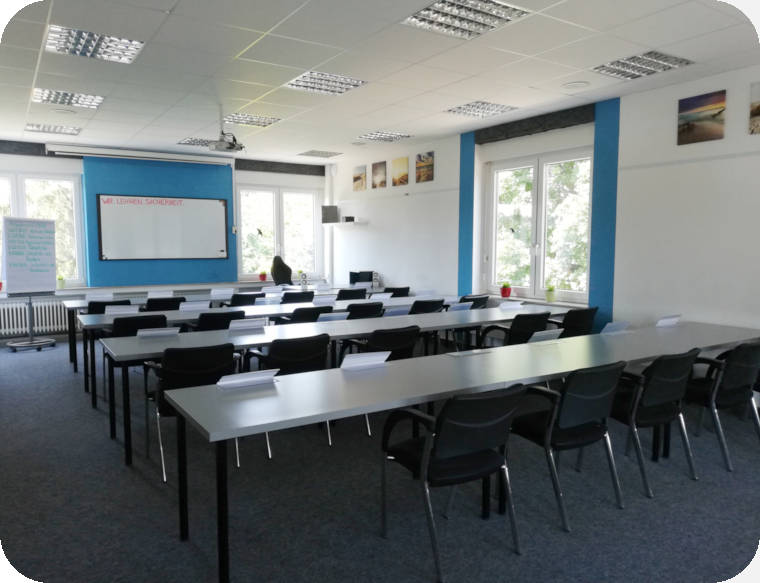Klassenraum mit Video-Konferenz-System